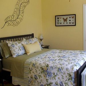 Queen Room Garden View